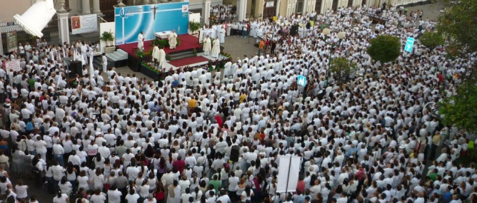 Miles de católicos marchan en silencio para pedir paz