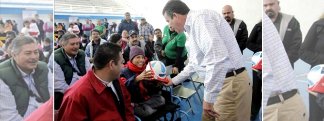 Regala gobernador de Guanajuato balón de fútbol a niño sin piernas