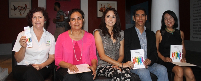 Presentó Jonás Larios su libro «Ser gay, retratos de la vida»