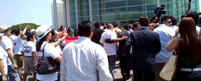 Protestan en Teatro Universitario contra rector; promete diálogo con huelguistas