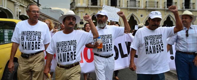 Retrasan solución a huelga de hambre; sindicatos advierten más movilizaciones en Colima