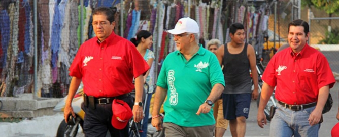 En el año 2012, el ahora rector Eduardo Hernández en campaña con Miguel Aguayo como candidato del PRI a la diputación federal del distrito I federal. (Facebook/Miguel Aguayo)
