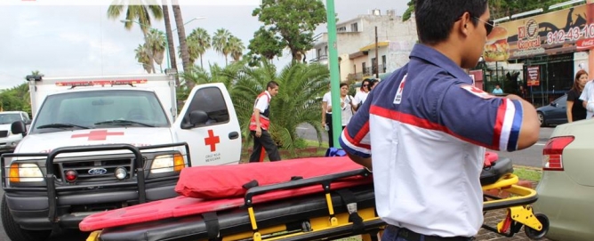 Paramédico de la Cruz Roja golpeado por policía de Comala