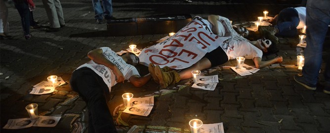 Fotos: Así se manifestaron en la Feria de Colima por el caso Ayotzinapa