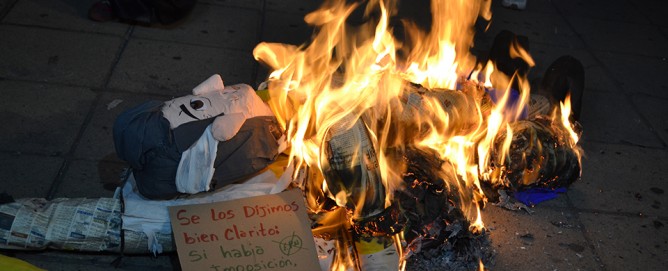 Video: Así quemaron las piñatas de Mario Anguiano y Enrique Peña Nieto afuera de Palacio de Gobierno