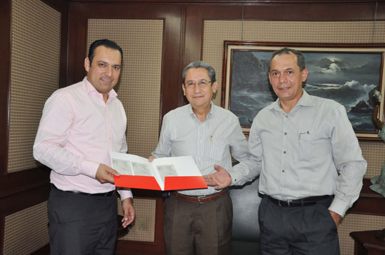 El entonces rector Ramón Arturo Cedillo Nakay con directivos de Banco Santander.