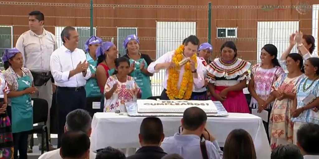 Video: EPN tira su rebanada de pastel de cumpleaños
