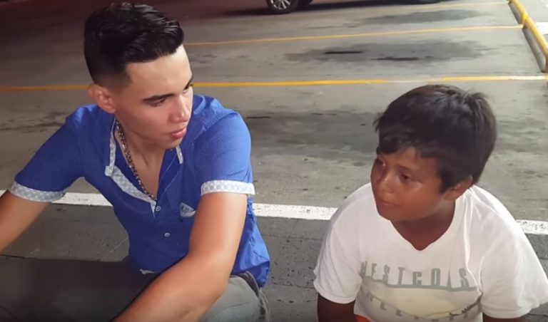 Niño de 13 años vende bolsas en la calle; joven le compra todas