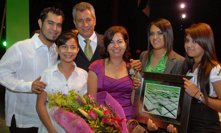 Viajaron con cargo al erario familiares y amigos de Mario Anguiano