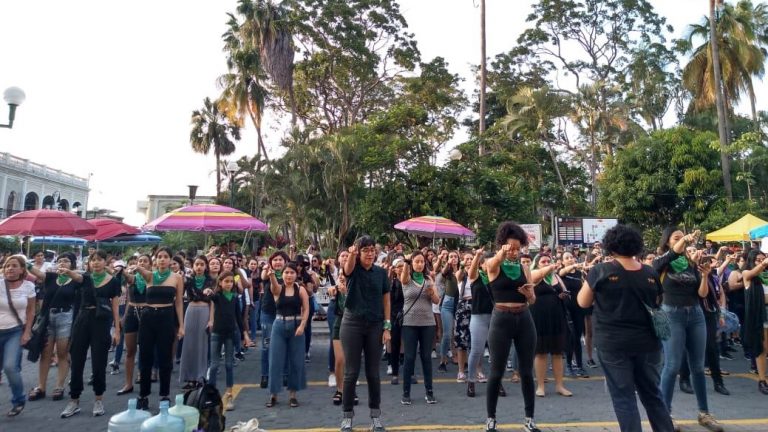 Replican mujeres performance en Colima