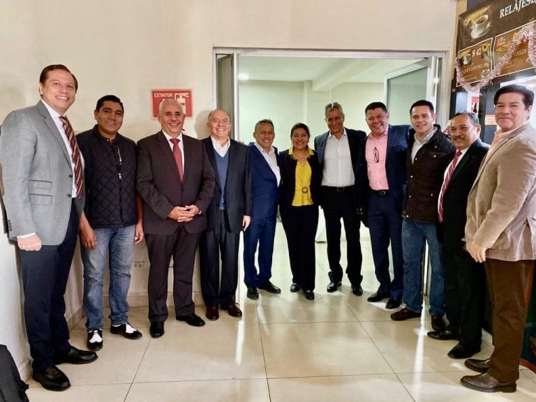 Presume Joel Padilla foto con Mario Anguiano