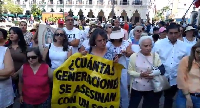 Marchan colimenses contra López Obrador