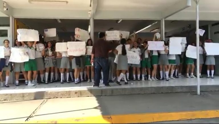 Protestan en secundaria contra maestro acosador