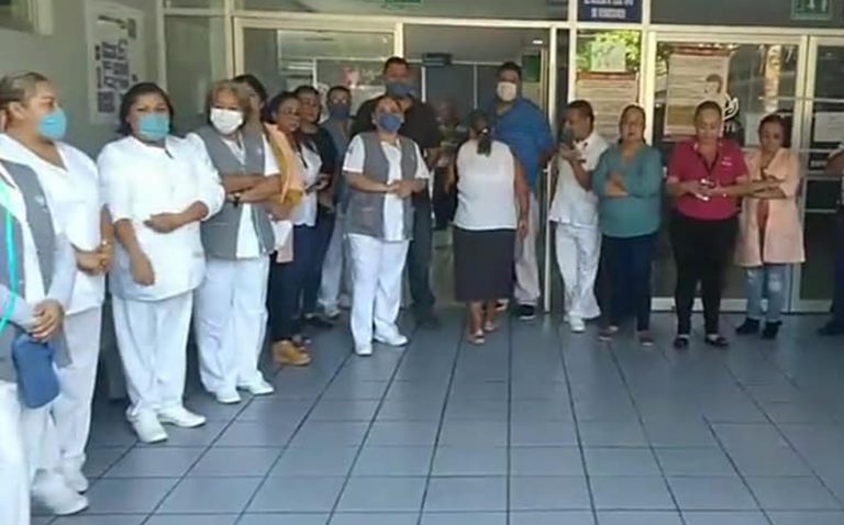 Protestan en ISSSTE-Colima por falta de insumos ante coronavirus