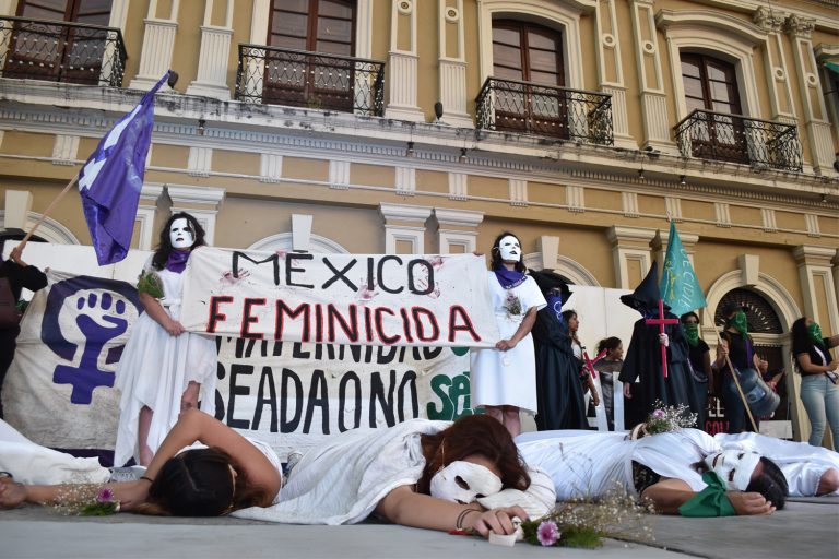 Marchan más de 2 mil mujeres contra feminicidios en Colima