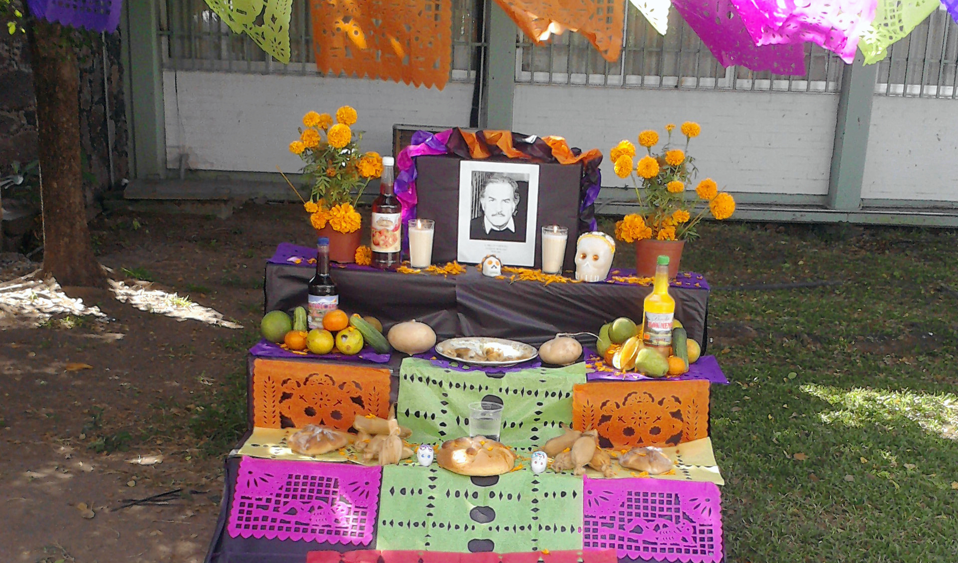 Falcom conmemora a Carlos Fuentes en el Día de Muertos