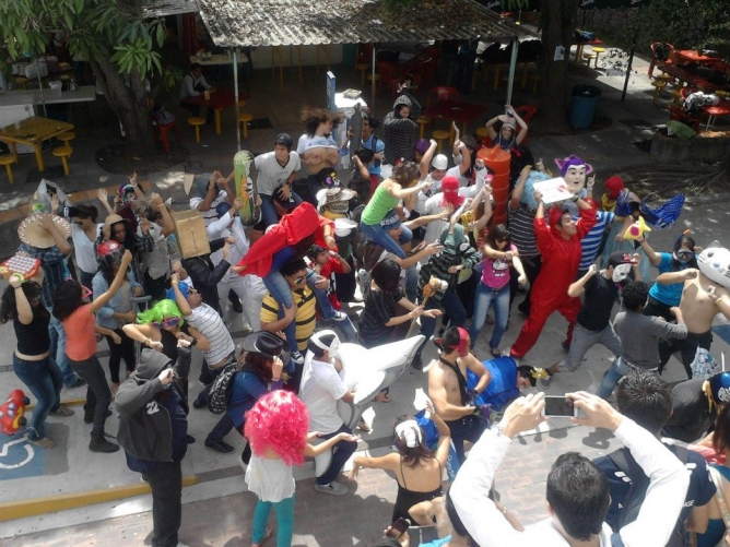 Realizan “Harlem Shake” en la Universidad de Colima