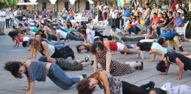 Participan decenas de personas en flashmob de Colima