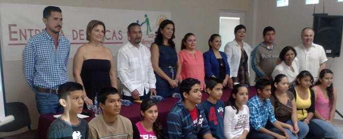 Entrega patronato La Sal de Colima becas a estudiantes de secundaria y bachillerato