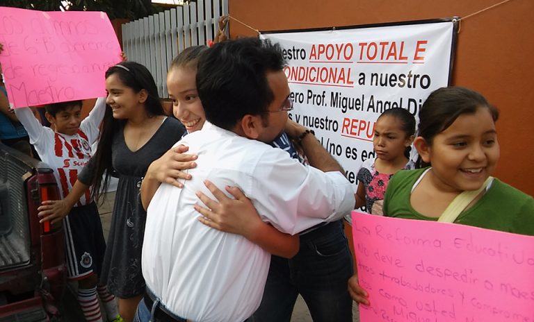Maestros, padres y alumnos marchan a favor de Miguel