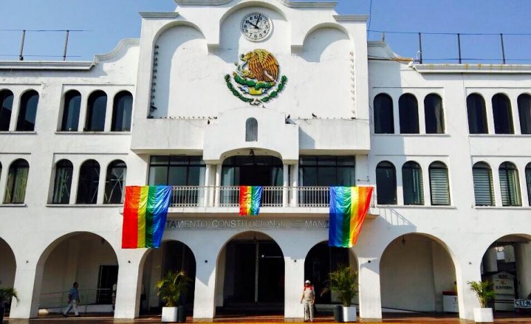 Colocan banderas gay en Palacio Municipal de Manzanillo