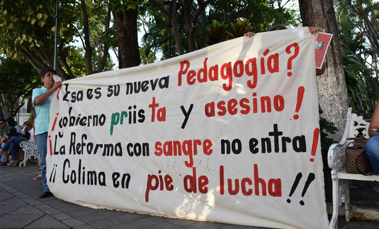 Maestros de Colima protestan por Oaxaca