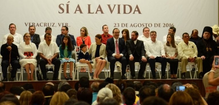 Ante jerarcas católicos, promulgan en Veracruz reforma antiaborto
