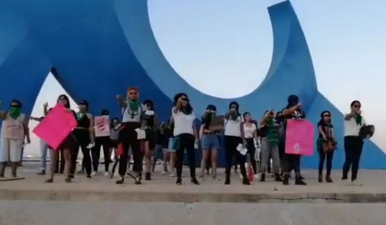 Replican en Manzanillo performance feminista